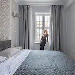 Glow - Dubaj Glamour, Ulica Dluga Old Town *