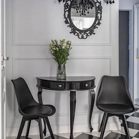 Glow - Dubaj Glamour, Ulica Dluga Old Town *